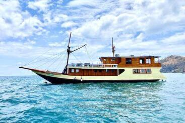 Отель Labuan Bajo