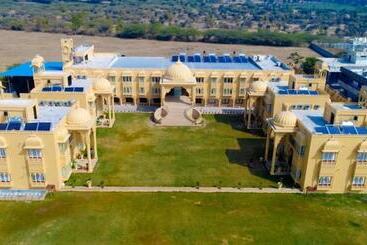 فندق Shrilok The Haritage Resort