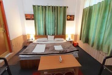 فندق The Claud Inn