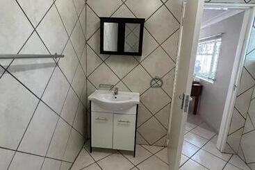 פנסיון 9 Wena Ave Guesthouse