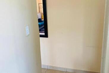 פנסיון Busy Bee Guest House