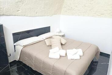 ペンション Newhouse Rooms Black & White