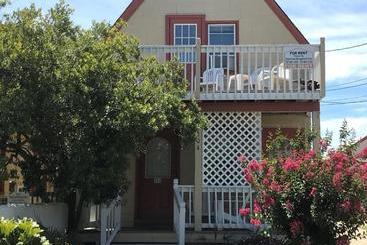 Отель Angie's Guest Cottage