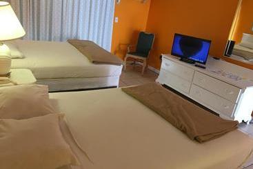 فندق Camelot Waterfront Inn