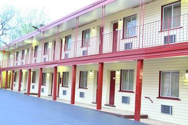 בית מלון כפרי Passport Inn   By The Falls Ny