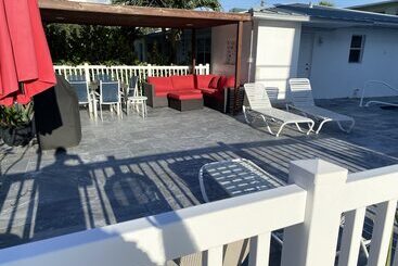 Отель Pelican By The Sea