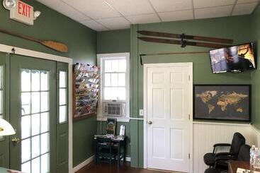 فندق School House Inn