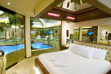 هتل Sybaris Pool Suites