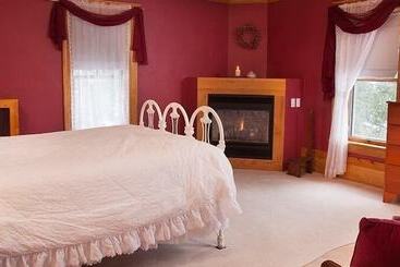 Отель The Sawyer House Bed & Breakfast
