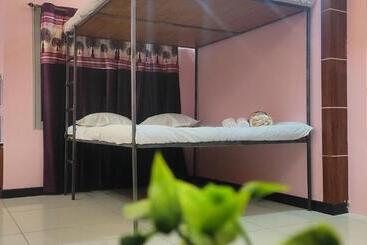 בית מלון כפרי Adh Amilia Residency