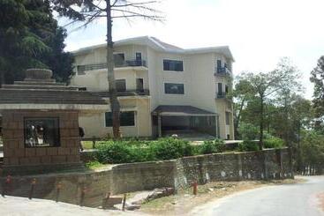 בית מלון כפרי Ayushkunj Jungle Resorts
