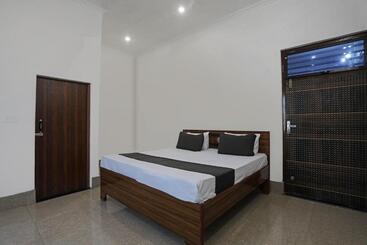 בית מלון כפרי Spot On Royal Stay Residency