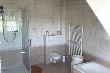 膳宿费 Room In Apartment   Haus Im Grunen House In The Green