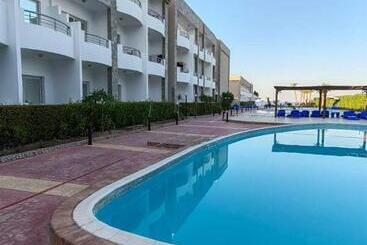 מלון דירות Chalet Front The Beach