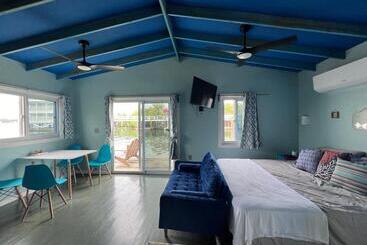 Апарт-отель Dockside Utila Ocean Front Suites