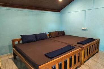 هتل Coconut Tree Cafe