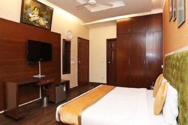 호텔 White House Inn