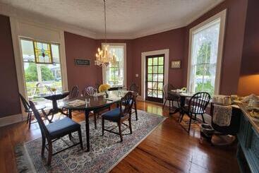 צימר Inspiration Room At Camellia Rose Inn Downtown