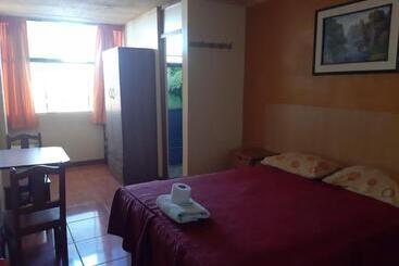 هتل Hostal Azul