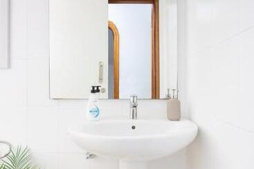 پانسیون Eden Rentals 102 Surfy Stylish Bed&coffee Balcony