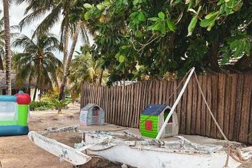 Отель Mango Beach Villas