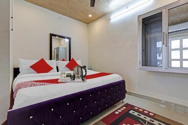 فندق Oyo White House