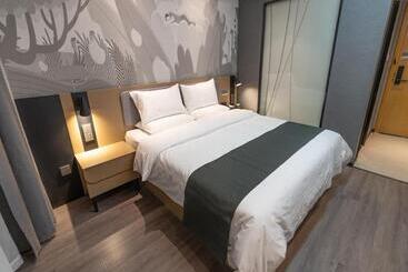 Отель Thank Inn Plus Lanzhou New District Zhongchuan Airport Rainbow City