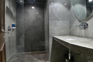 Newly Built Hotel Sapphire House Paharganj  5mins Walk From Railway Station And Metro Station