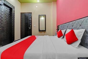 Oyo Flagship 81375 Hotel Kashi