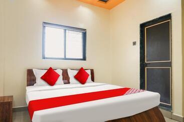 Oyo Flagship Hotel Crown & Lodge