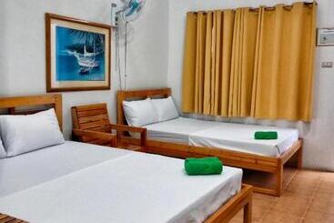 هتل آپارتمان Playa De Bombora Inn