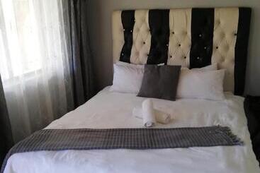 تختخواب و صبحانه Nonesi Lodge