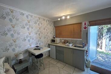 펜션 Room In Apartment   Cozy Crner, Home Away From Home, Near Pristine Beaches Num3