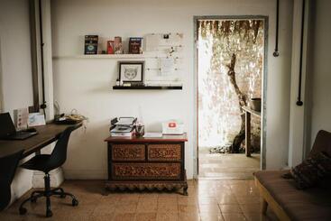 הוסטל Dormitory At Semadi Living