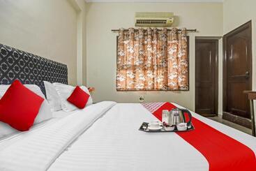 בית מלון כפרי Oyo Altima Suites Near Ayyapa Society