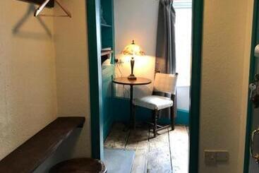 ベッドアンドブレックファースト The White Bear