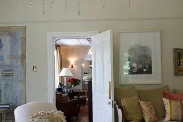 تختخواب و صبحانه Wyett House