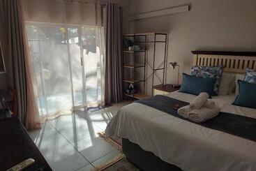 פנסיון Big Tree Guesthouse Brits