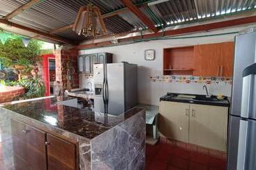 פנסיון Hostal Villa Aurora