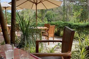 Курорт Big Tree Cottages