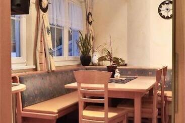 بنسيون Apart Laresch