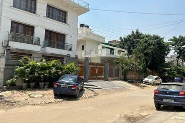 Отель Goroomgo Omasha Residency Noida