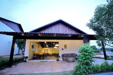 בית מלון כפרי Lake Valley Resort And Spa, Tirupati