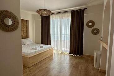 فندق The Roof Ada