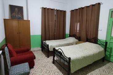 تختخواب و صبحانه Issa's House