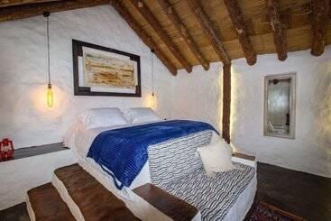 Container & Hobbit Glamping