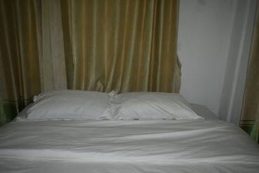 Отель Four G Homestay & Komodo Tour