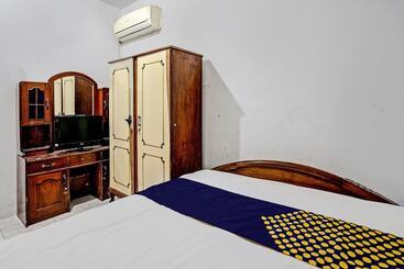 Szálloda Spot On 92595 Umi Homestay Syariah