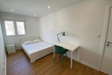 펜션 Carcavelos Beach Walking Distance Room