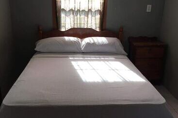 פנסיון Lorraine's Guest House